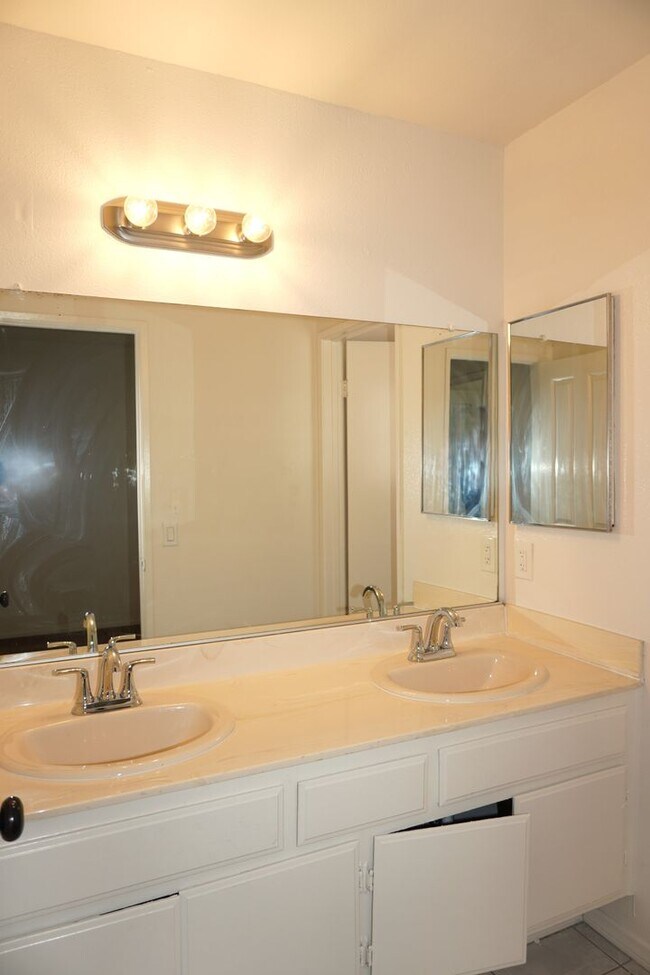 Building Photo - 23848 Bouquet Canyon Pl