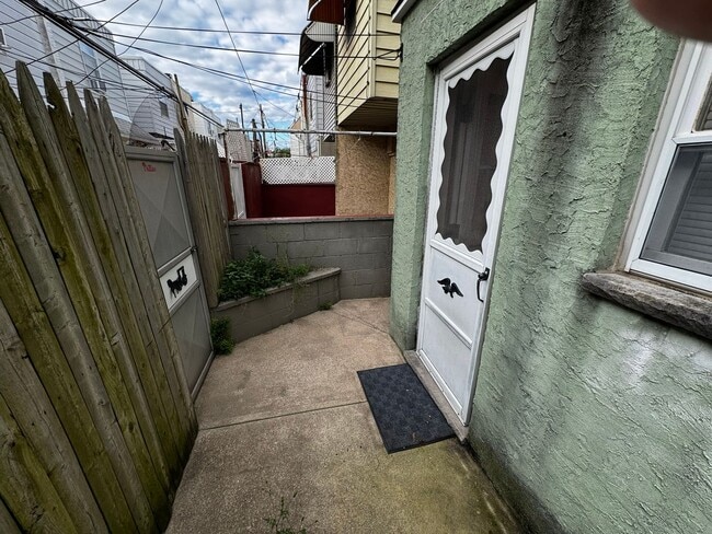 Building Photo - 2544 S Sartain St
