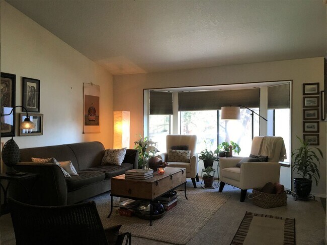 Building Photo - ***$1,000 Off First Month's Rent*** Charming Split Level in NE Bend - HUGE Yard!