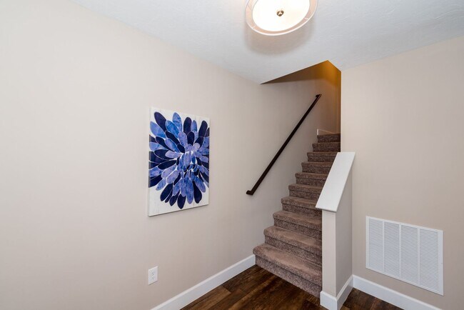 Building Photo - 3 Bedroom Townhome with Garage!