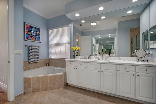 Building Photo - 8980 Lakeview Pl