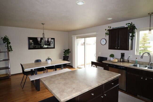 Building Photo - Large 3 Bedroom 2 Bath Townhouse style Duplex