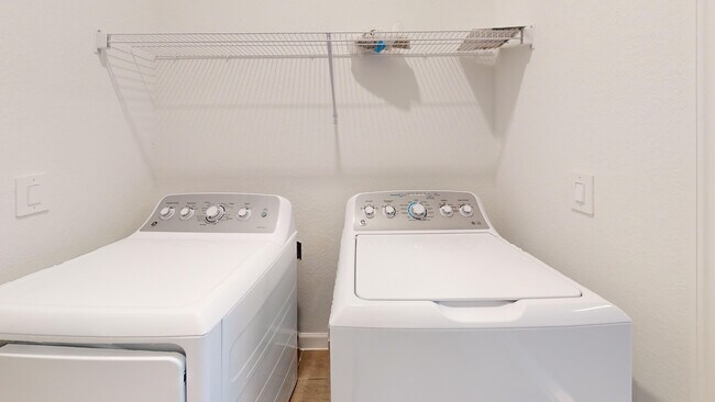 Building Photo - 7773 Lakes Edge Ln