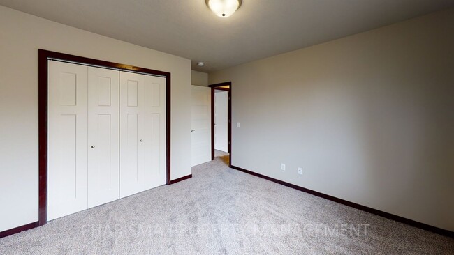 Building Photo - UPPER LEVEL 2 BD, 1 BA TOWN HOME, INDIVIDU...