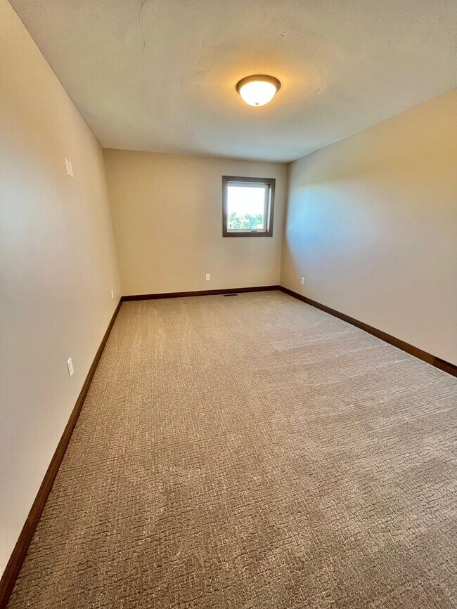 Building Photo - Stunning 5 Bed/2.5 Bath Twinhome!