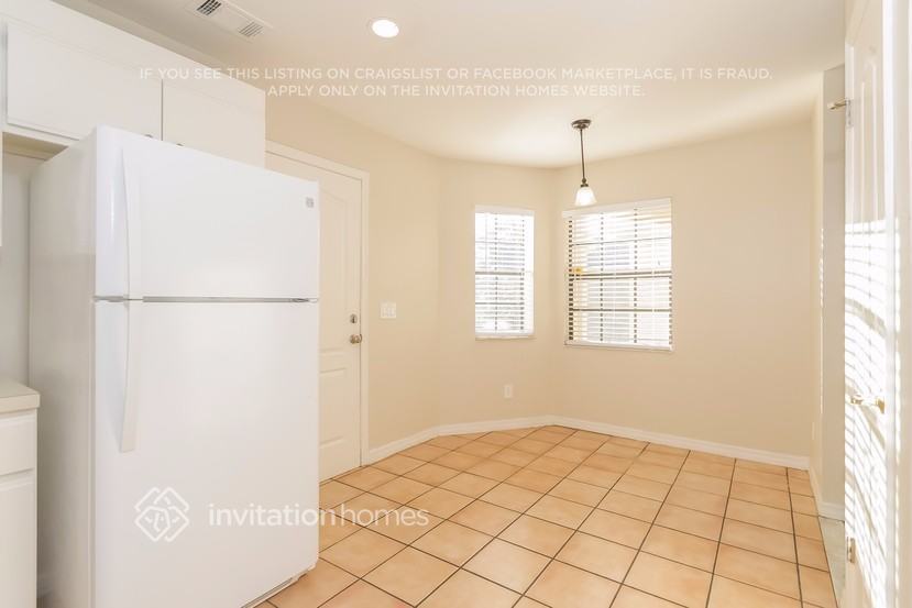 Building Photo - 203 N Lake Ct