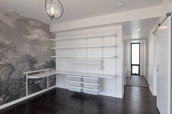 Building Photo - Luxury Condo in the Heart of Downtown Phoe...