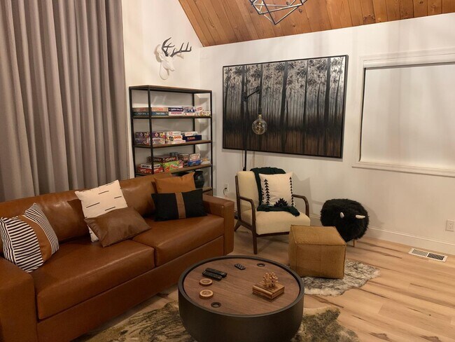 Building Photo - 1120 N Gila Dr