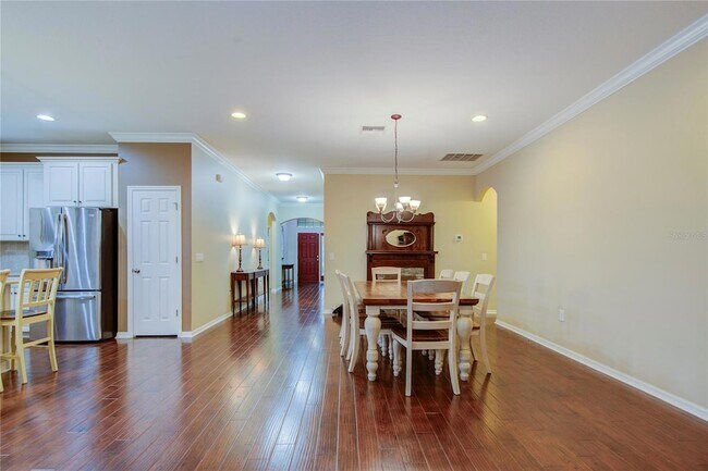 Building Photo - 1122 Oakcrest Dr