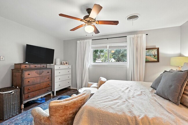 Building Photo - 3026 Ventura Dr