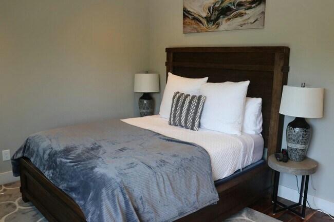 Building Photo - 929 13th Ave S