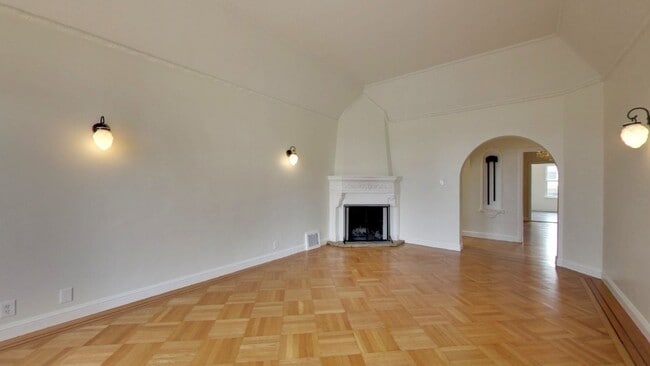 Building Photo - Lakeside 3 Bedroom / 3 Bathroom Single Fam...