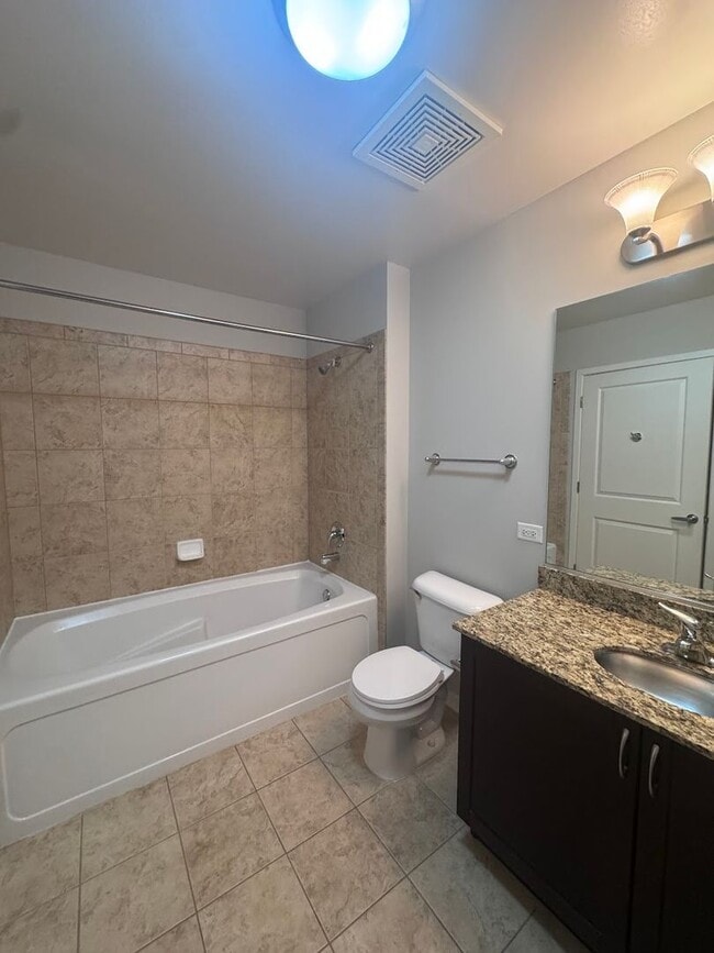Building Photo - Modern 3BD/3BA Townhome Near North side wi...