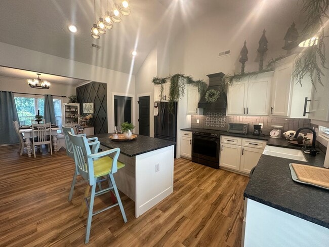 Building Photo - Stunning 4BR/2BA Home in Legacy Hill Estates
