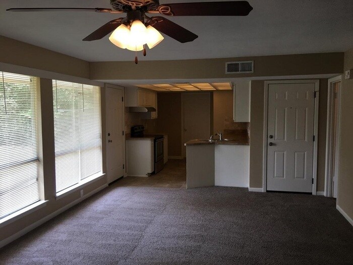 Building Photo - 1514 Regina Ct S