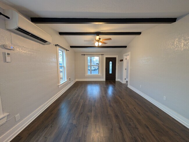 Building Photo - 2 bedroom 1 bath home