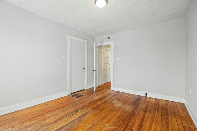 Building Photo - 2605 Parkwood Ave