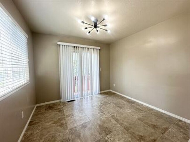 Building Photo - Charming Murray Home