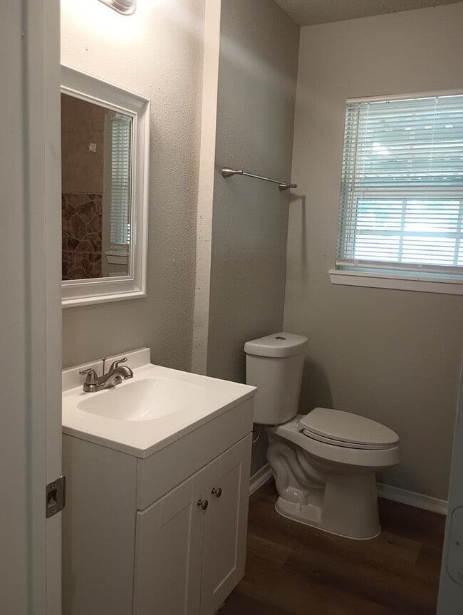 Building Photo - 3-bedroom, 1-bathroom home located inSouth...