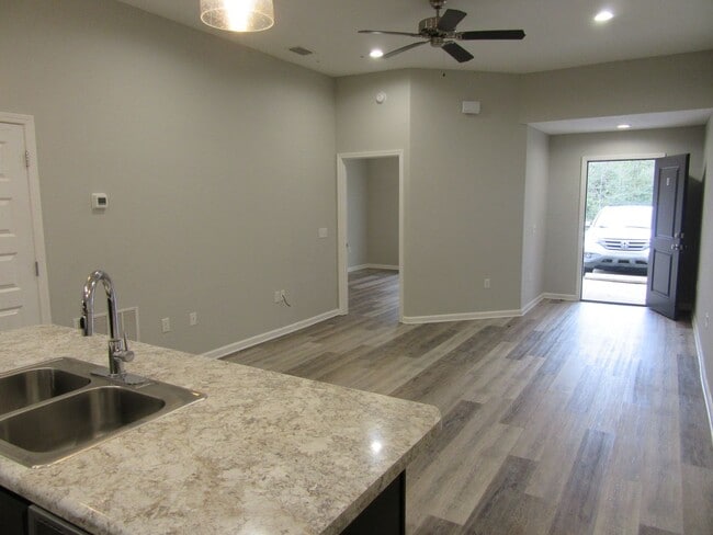 Building Photo - 612 Helen Ave