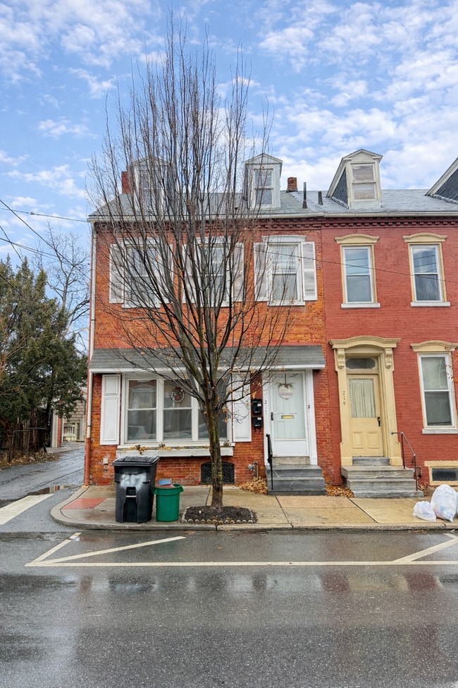 Building Photo - Charming 3 bedroom Apartment in Prime Lancaster City Location - HEAT INCLUDED!