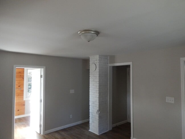Building Photo - Newly Remodeled 3BR, 2BA, Single Family Ho...