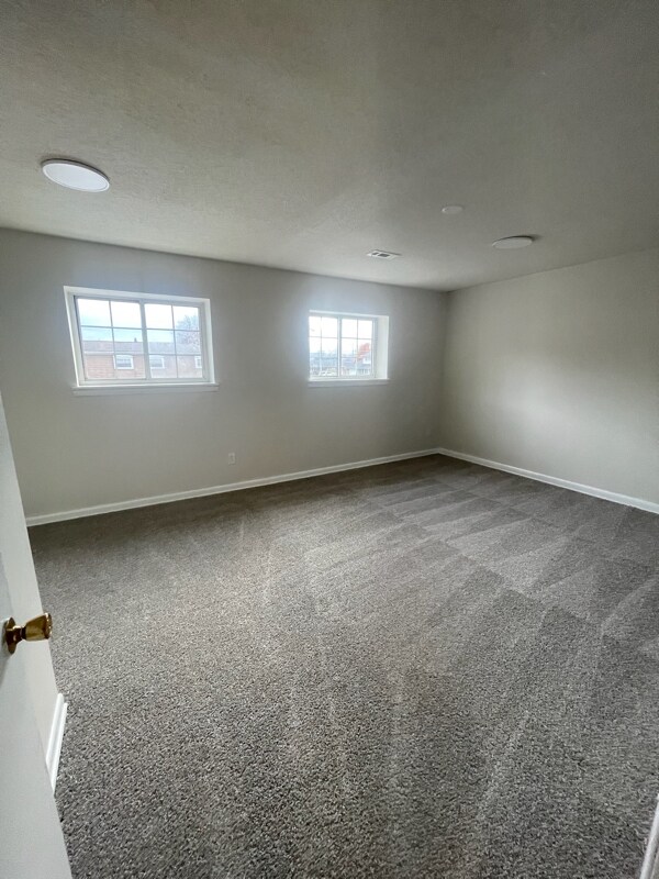 Building Photo - 35 Broadway Gardens