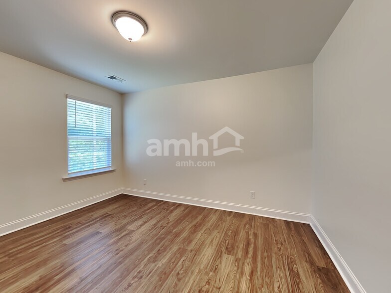 Building Photo - 230 Swan Dr