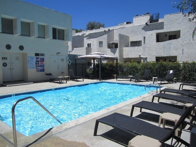Building Photo - Gated 2+1.5 w/pool+spa, basketball crt, cl...