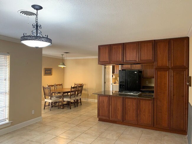 Building Photo - Metairie 3 Bedroom with Spacious Rooms and...