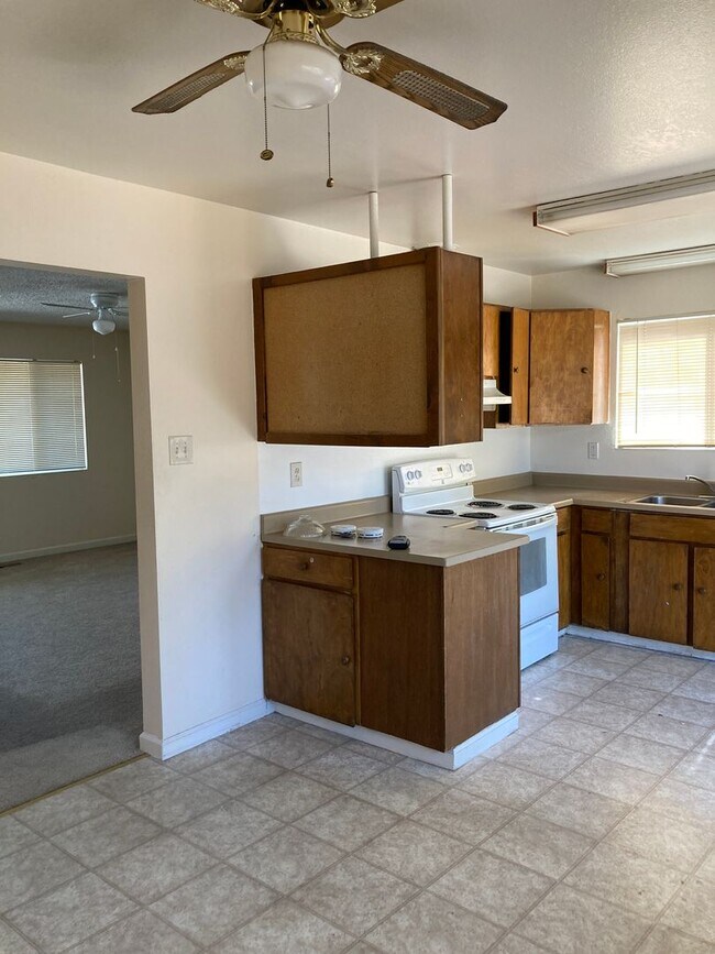 Building Photo - **READY FOR MOVE IN** 3 Bedroom/2 Bath Single Story Home