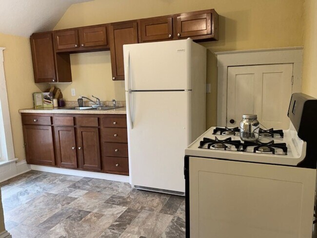 Building Photo - 629 Otter Ave