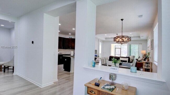 Building Photo - 125 Parrot Ave