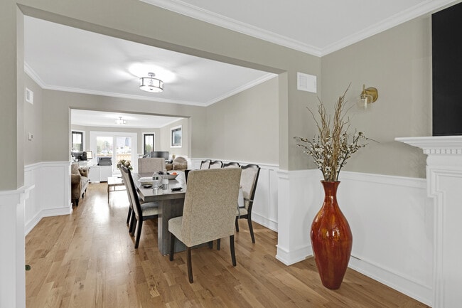 Building Photo - 819 Albion Ave