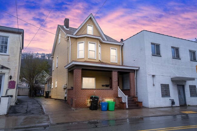 Building Photo - 1738 Main St