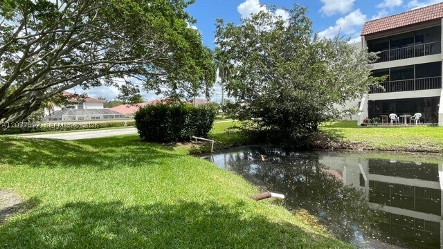 Building Photo - 100 Lakeview Dr