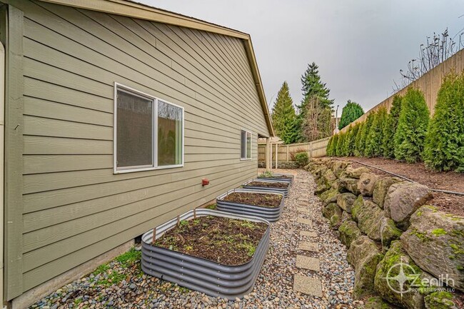 Building Photo - 10402 NE 67th Ave