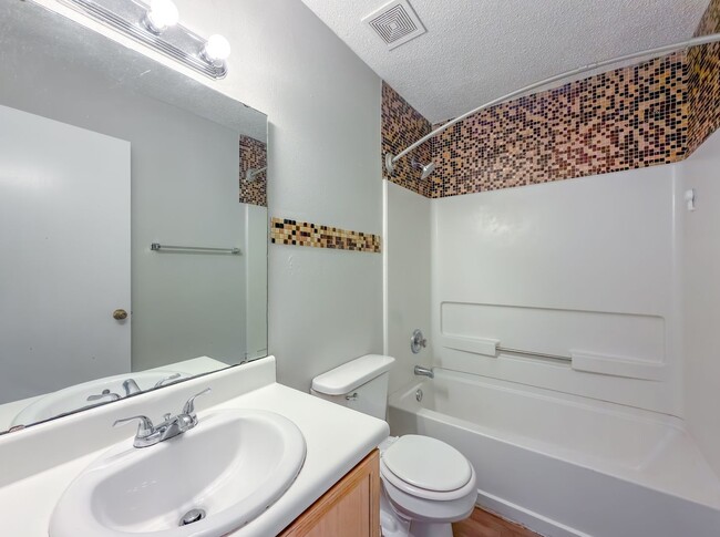 Building Photo - LOVELY SE 3/2 w/ New Paint, Fireplace, Fenced Yard, Vaulted Ceilings, Washer/Dryer, & No Carpet! ...