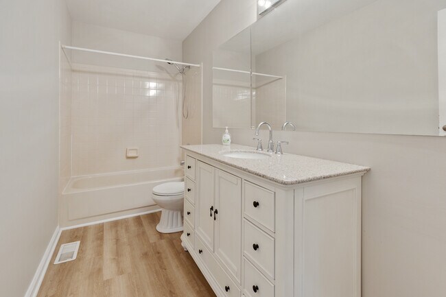 Building Photo - 3245 Gresham Ln E