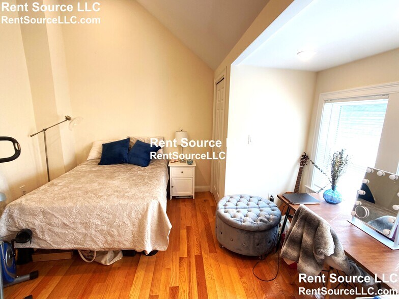 Building Photo - 537 Main St