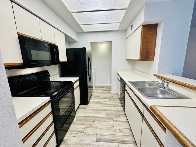 Building Photo - Charming 2 Bed 2 Bath Condo with Nature Vi...