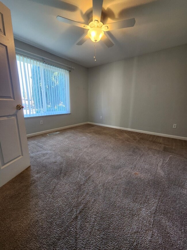 Building Photo - 735 Wedgewood Dr