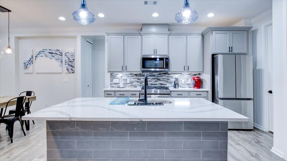 Building Photo - 125 Parrot Ave