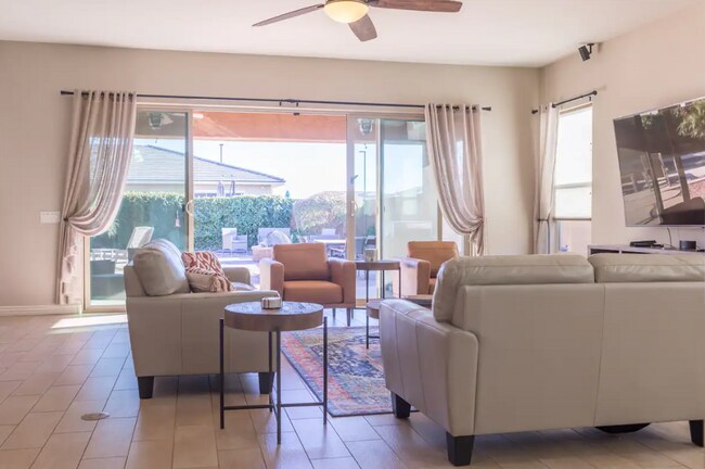 Building Photo - 18519 W Paradise Ln