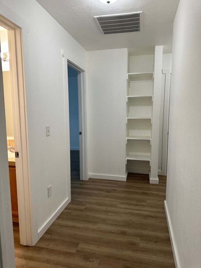 Building Photo - Cute 3 bedroom, 2 bath townhome with Community Pool in Boise