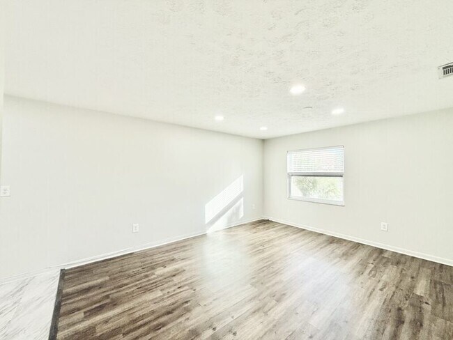 Building Photo - 11705 North Dr