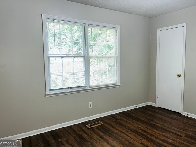 Building Photo - 606 Elm St