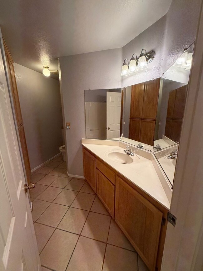 Building Photo - Nice home for rent in Hanford