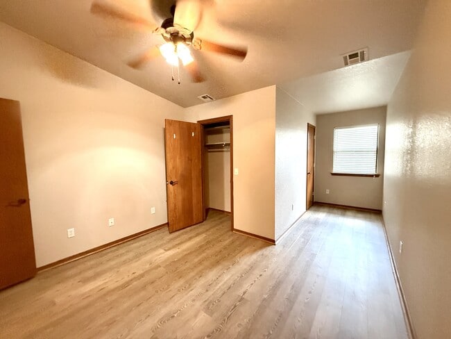 Building Photo - 2202 Lakeview Dr