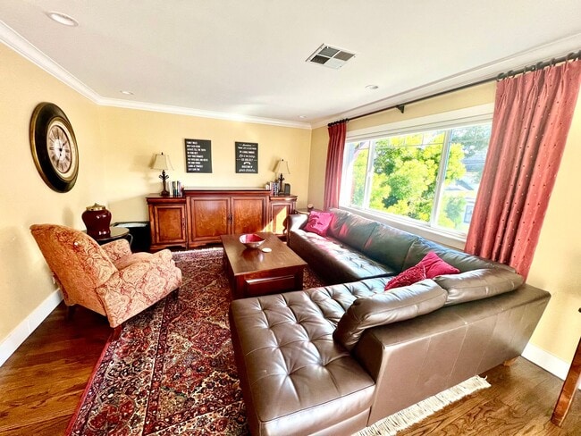 Primary Photo - Charming 2 bed 1 bathroom unit in Pacific ...